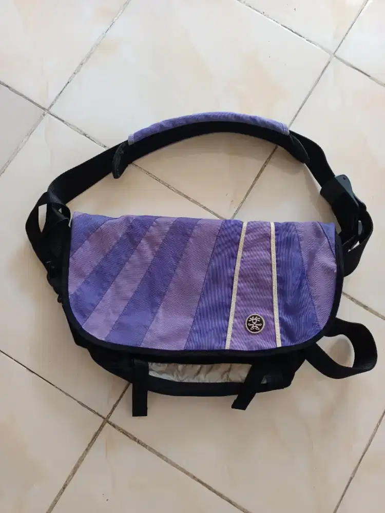 Tas selempang crumpler purple