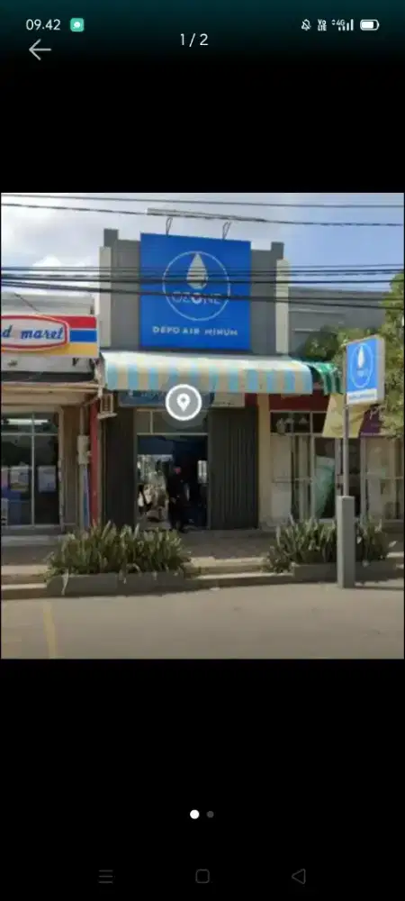 Operator depo air minum isi ulang