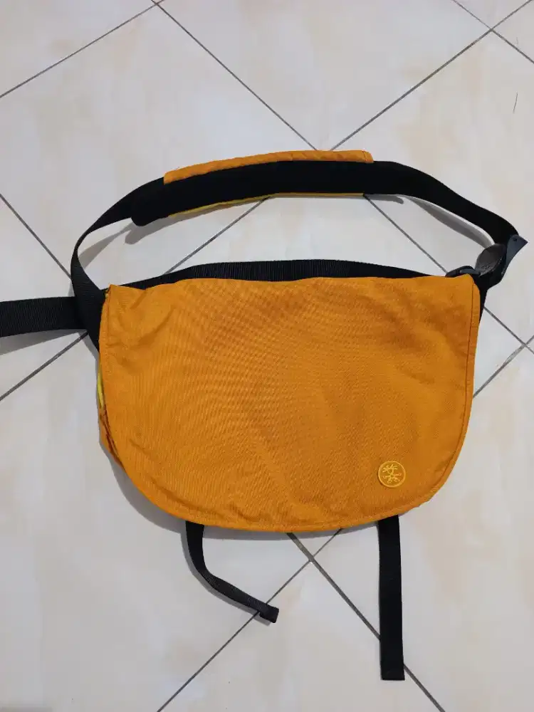 Selempang kuning crumpler masuk lagi