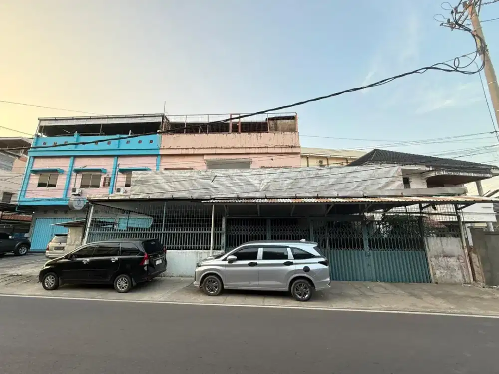 Disewakan bangunan ruko 3 pintu strategis jalan Bangau kawasan Rajawali