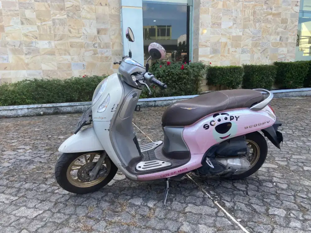 Di jual honda scopy th2021warna putih .