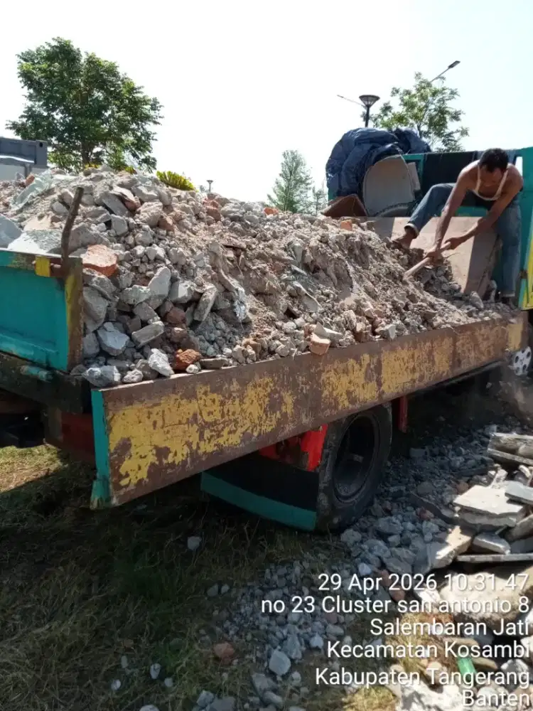 Urugan puing dan buang sampah proyek