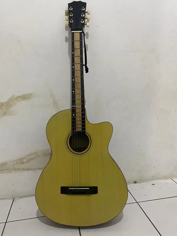 Jual Gitar Akustik  Kondisi Baik - Siap Pakai
