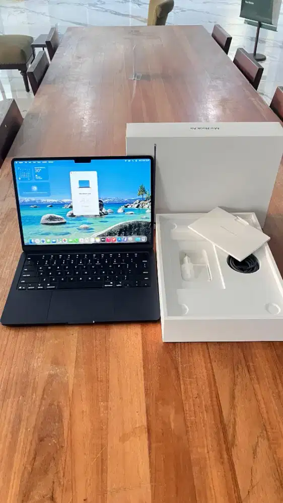 MacBook Air M4 13-inch 16/512 iBox bh 100 cc 8 Garansi maret 2027
