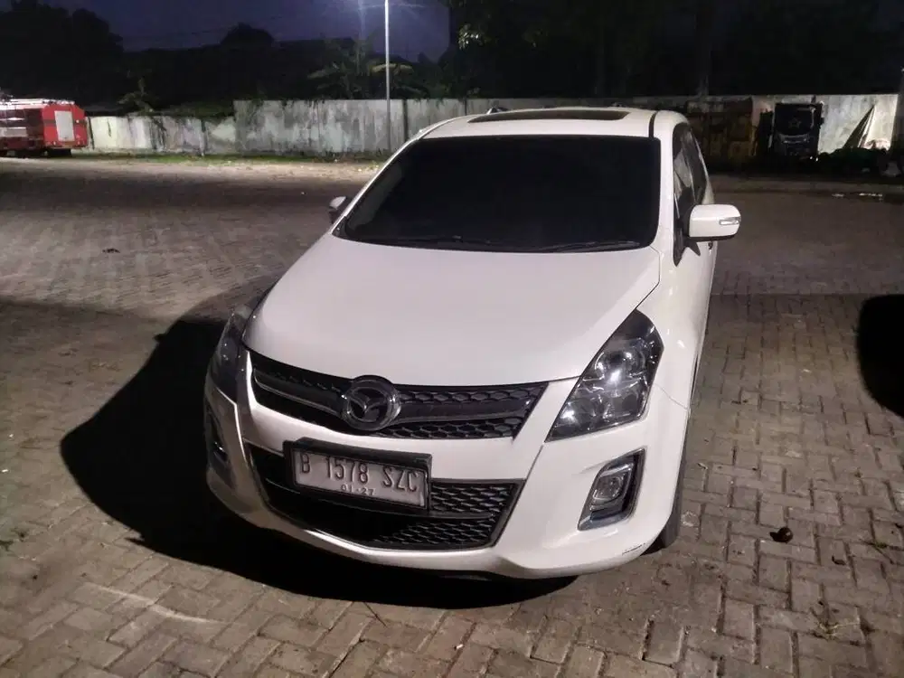 Mazda 8 tahun 2011