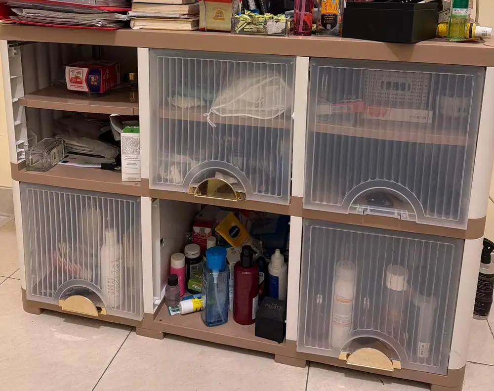 Lemari 6 pintu plastik