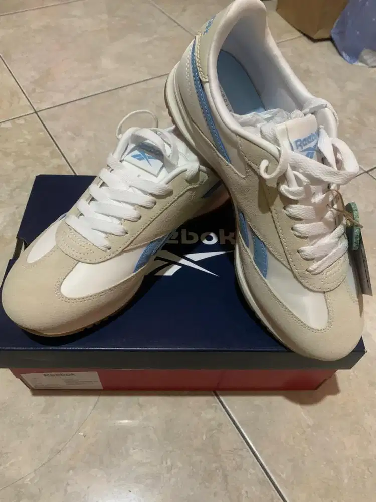 Sepatu new Reebok World 70
