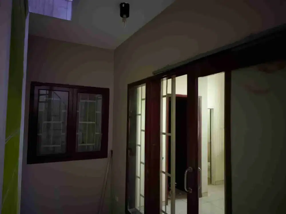 Dijual/Disewa Rumah Singgasana Lingkungan Tenang