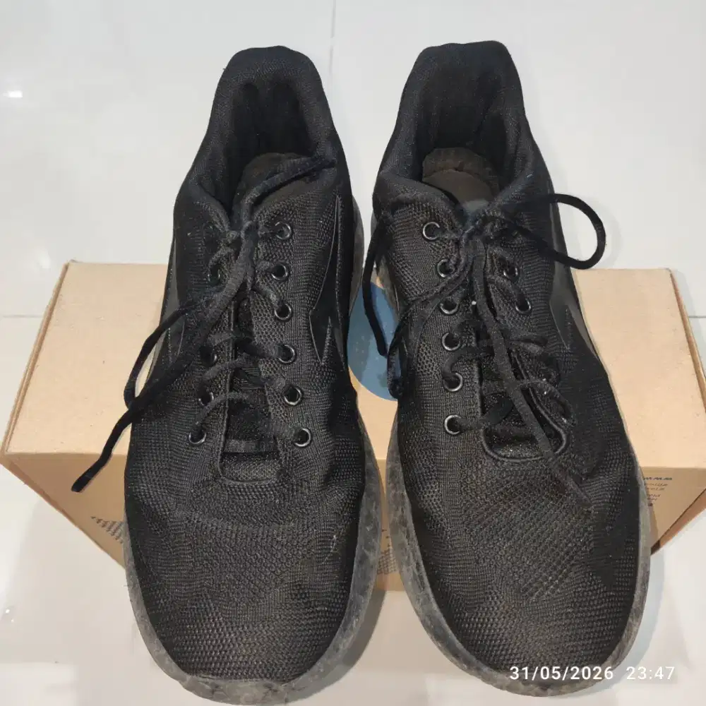 SEPATU BEKAS MERK DIADORA ASLI 100%