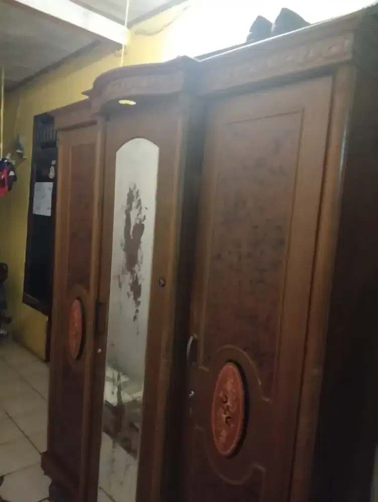 Lemari kayu tiga pintu masih kuat dan bagus