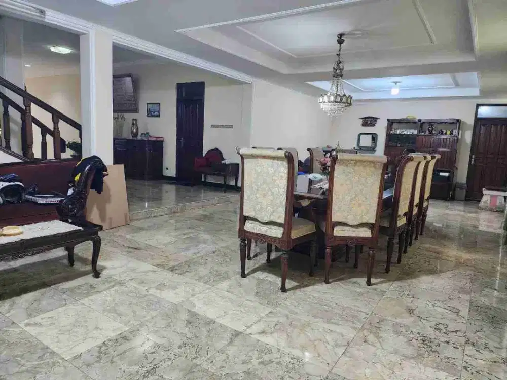Rumah di kawasan elite siap huni di Menteng