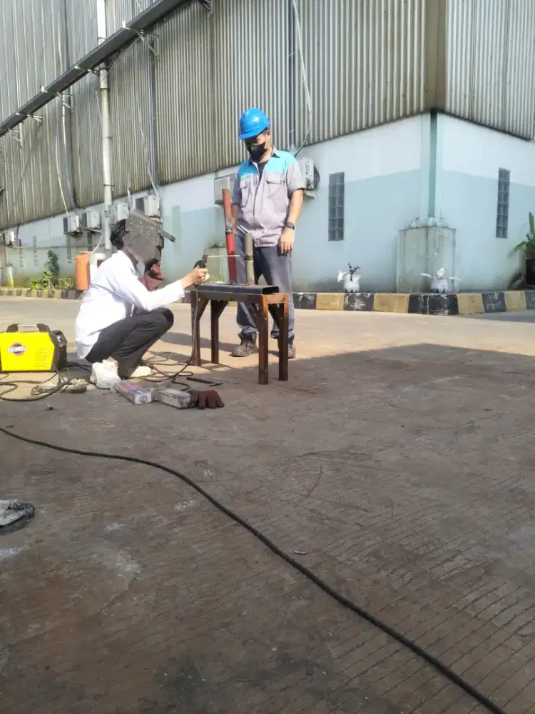 MENCARI LOWONGAN PEKERJAAN NGELAS
