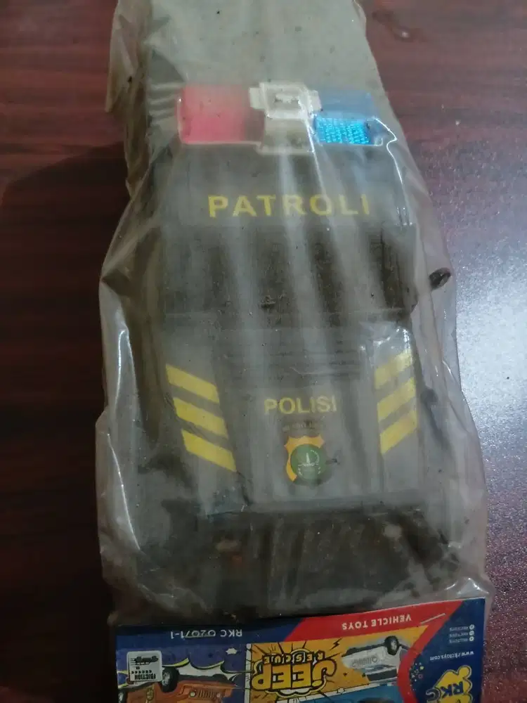 Mainan mobilan jeep polisi