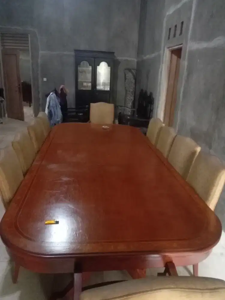 Meja makan keluarga