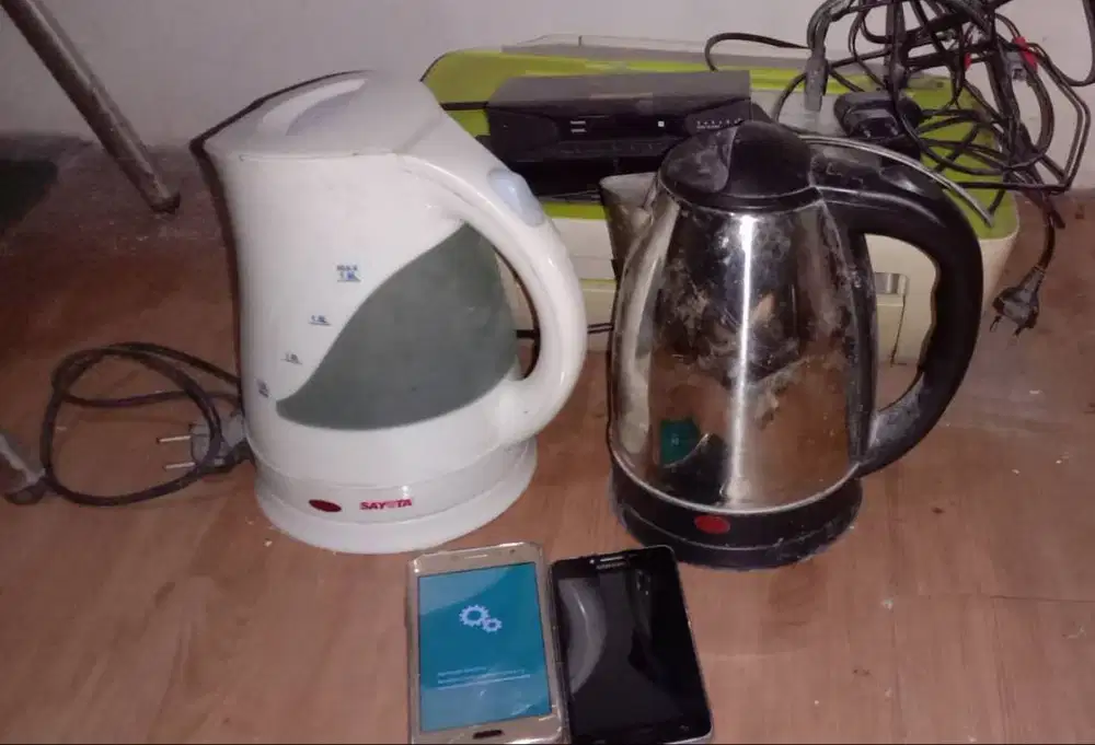 BORONGAN 2 HP SAMSUNG, 2 PEMANAS AIR, 1 PRINTER, 1 ANTENA TV DIGITAL