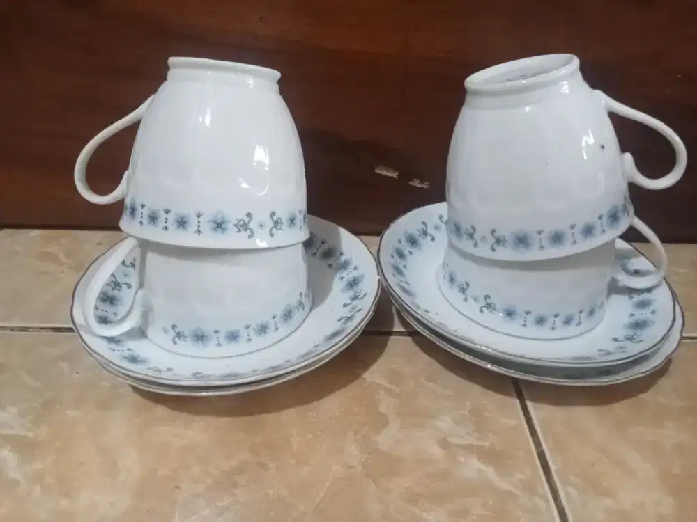 Cangkir teh dan kopi jadul