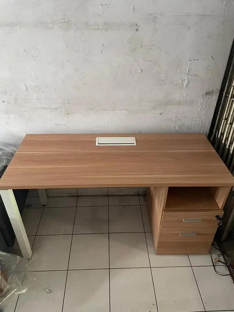 DiJUAL MEJA KANTOR SIEBEN INFORMA 140 cm x 60 cm x 75 cm