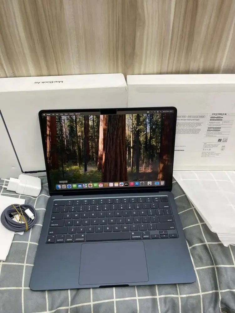 Macbook Air M3 (2024) 13 8/256GB ex resmi ibox