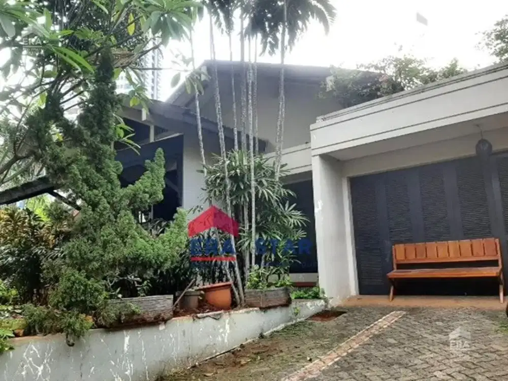 Rumah dengan Pool murah dekat Patra Kuningan di Menteng Dalam Jaksel