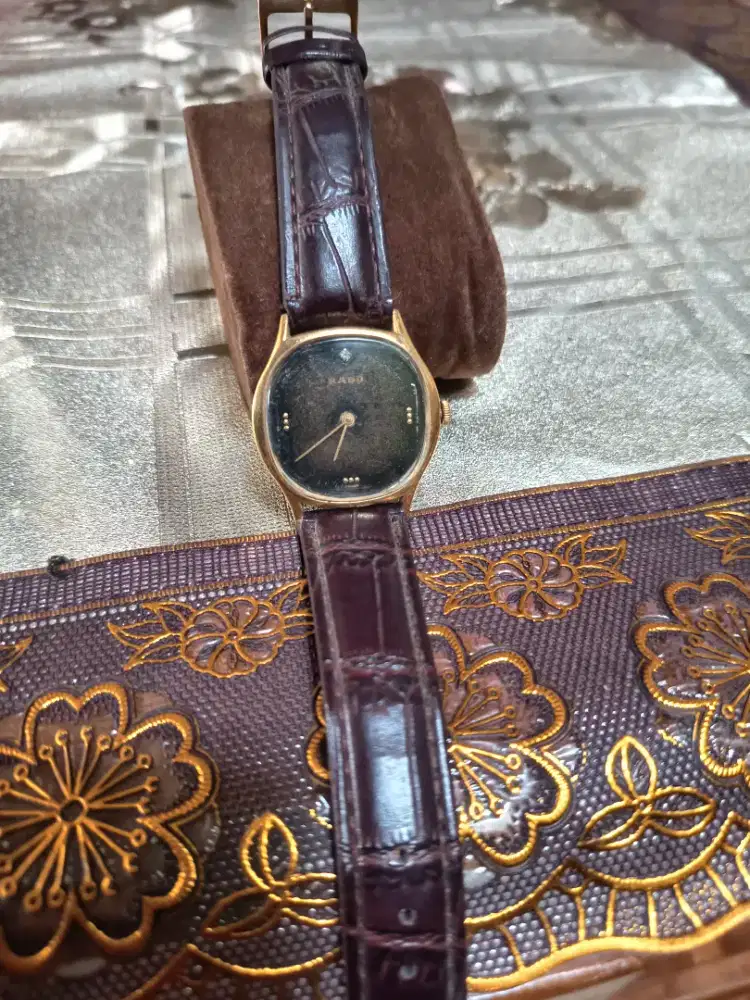 Jam rado putar lapis emas