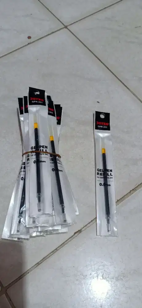 Buku kotak dan isi pulpen gel