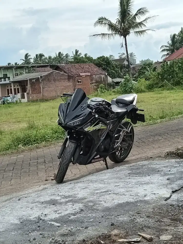 Honda cbr150r 2017