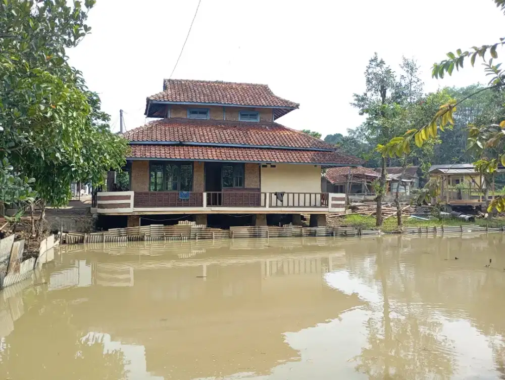 VILLA KAYU , KOLAM DAN SAWAH DI SOREANG