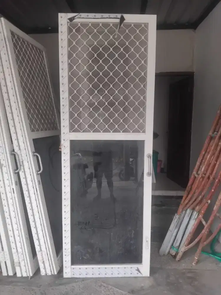 Pintu lipat aluminium YKK