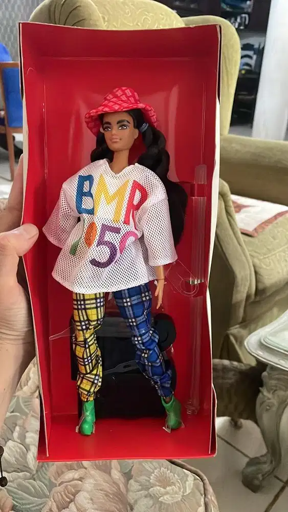 Mau jual boneka Barbie masih baru banget enggak pernah dipakai