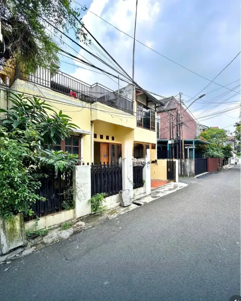 Rumah tua layak huni akses 2 mobil di Tebet
