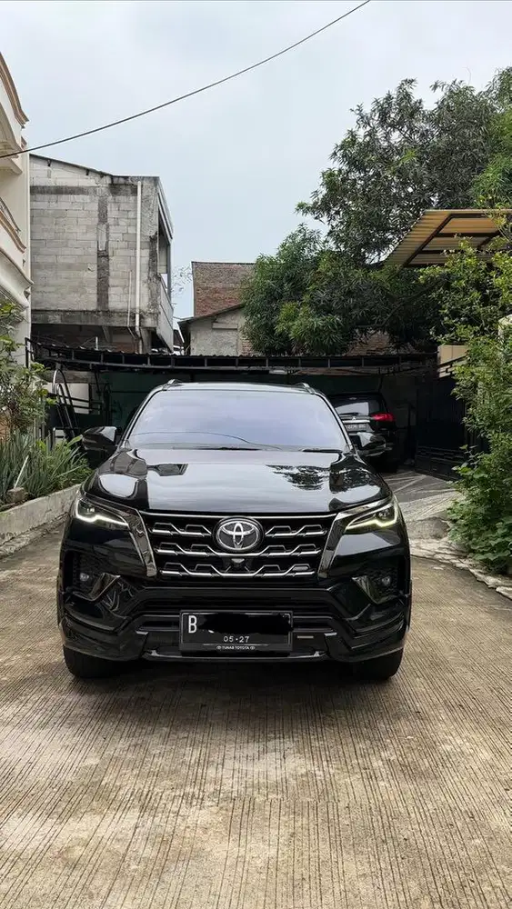 Toyota Fortuner GR Sport Hitam 2.8 4x2 2022