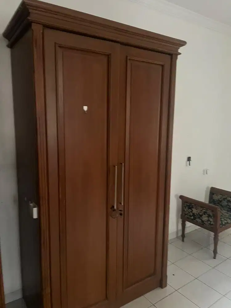 Lemari kayu kokoh besar