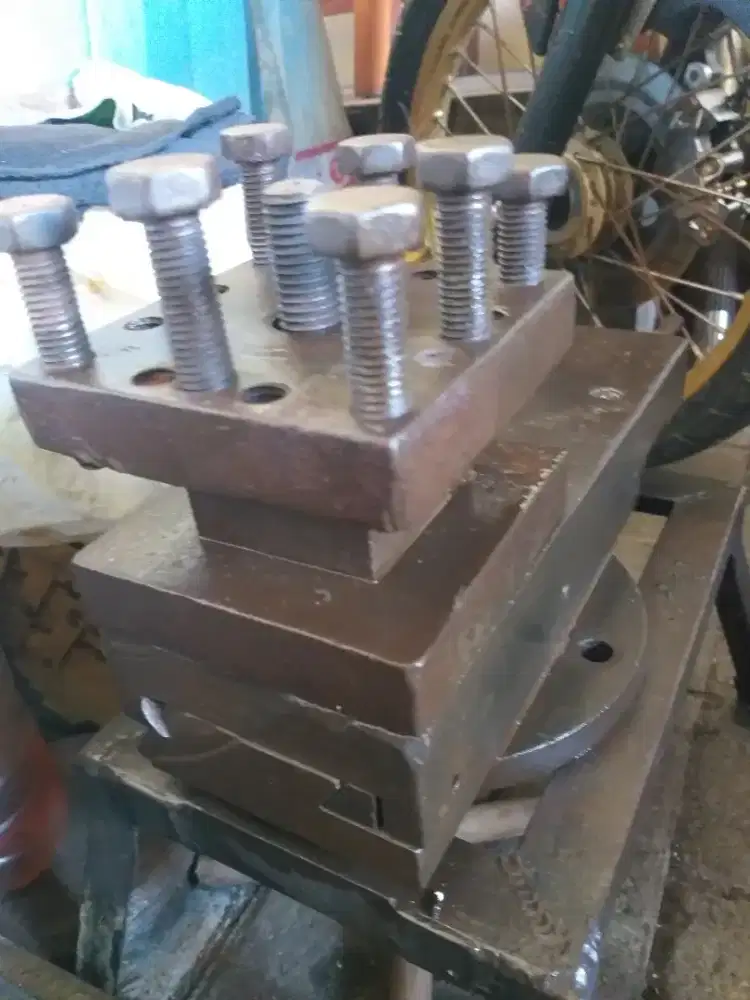 Di jual toolpost, eretan atas mesin bubut
