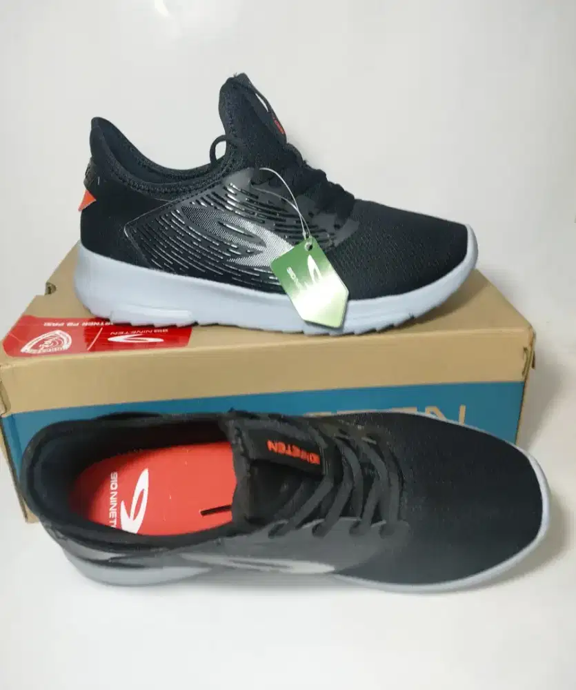 910Nineten KIVA Black Original Shoes