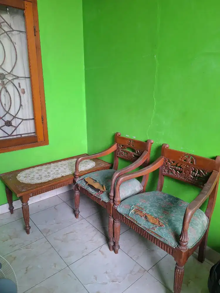 Kursi 2 dan meja ruang tamu