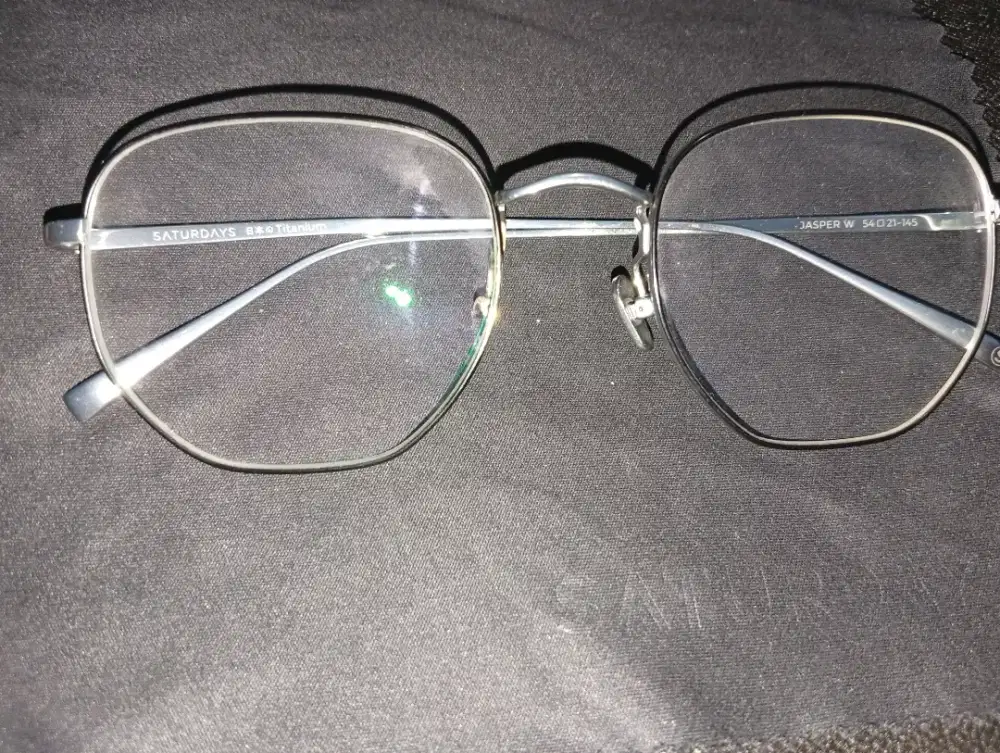 Frame kacamata produk Saturday