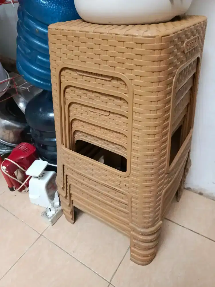 Bangku plastik rotan