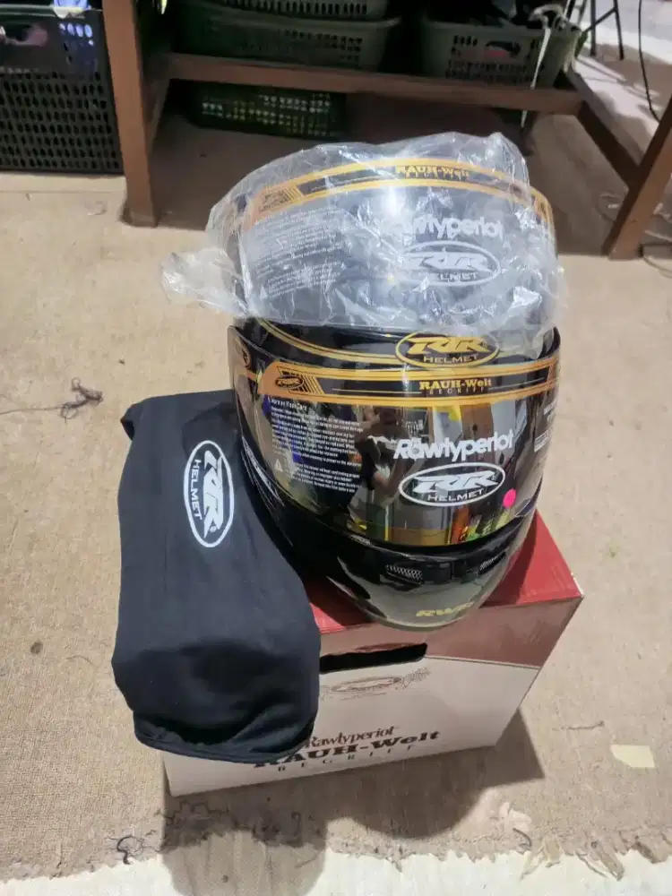 Helm rawtype riot black gold