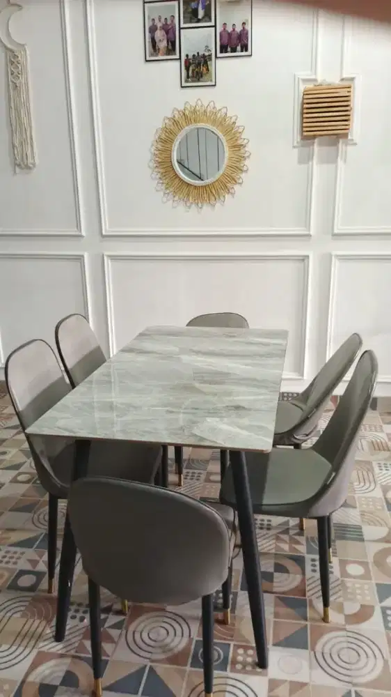 Dijual Satu Set Meja Makan dan Kursi nya