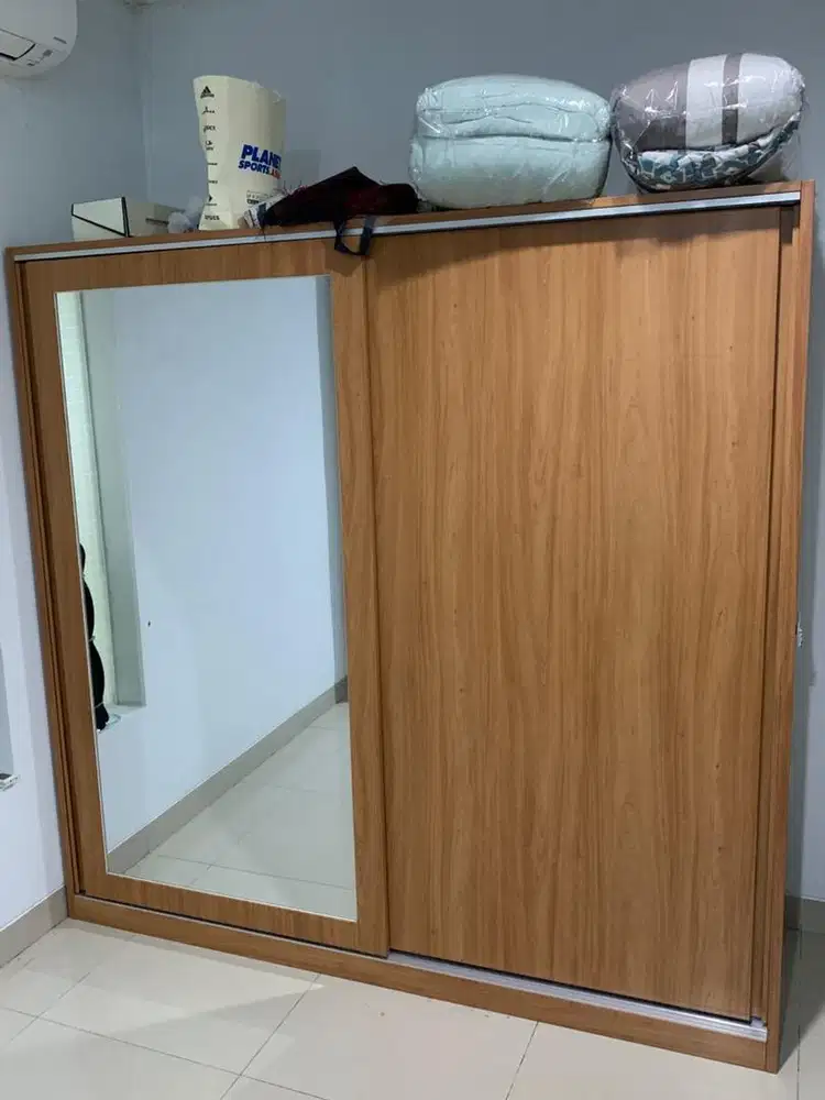 Lemari pakaian pintu slide