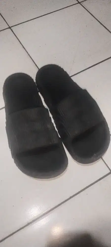 SENDAL HITAM UKURAN 40