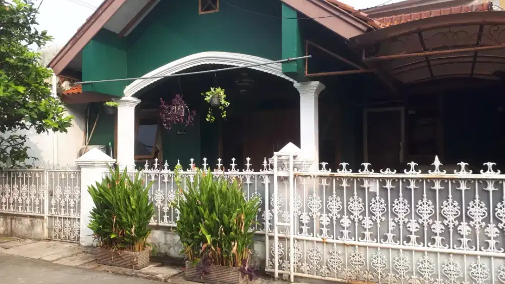 Rumah Nyaman Strategis 2 Lantai 4 Kamar Tidur dan 2 Kamar Mandi