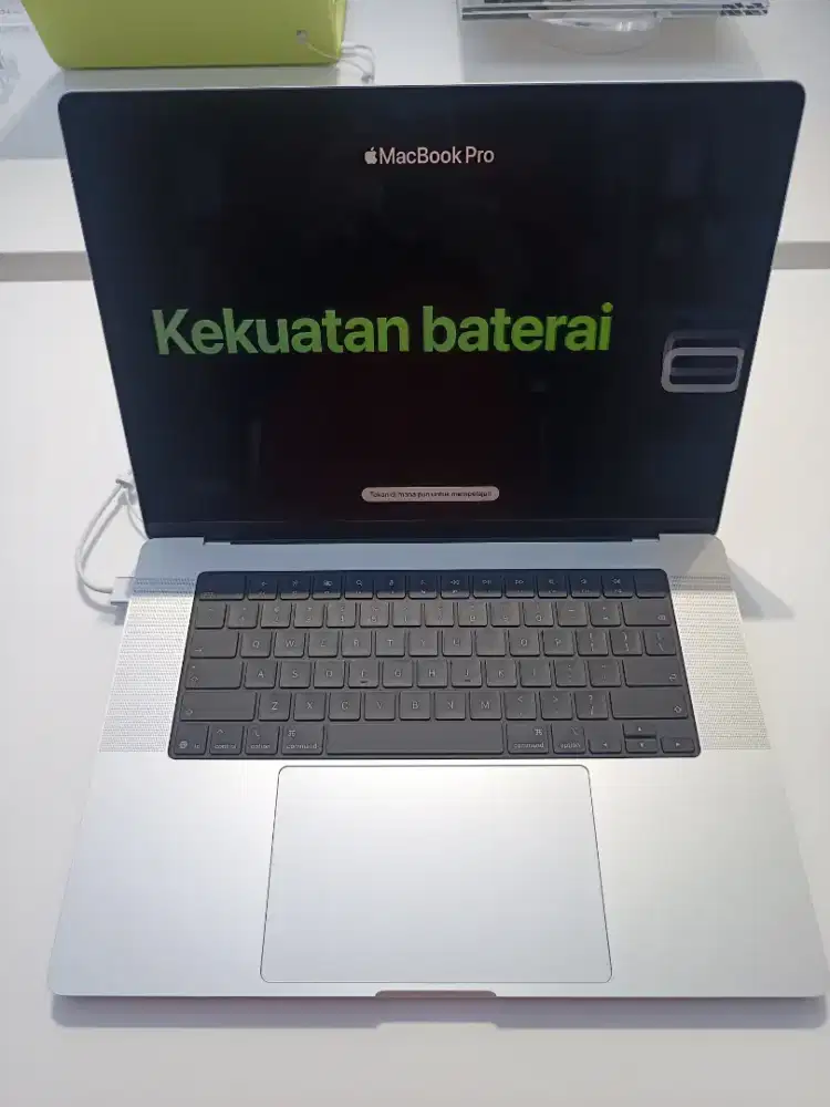 Macbook Pro (16 inci)