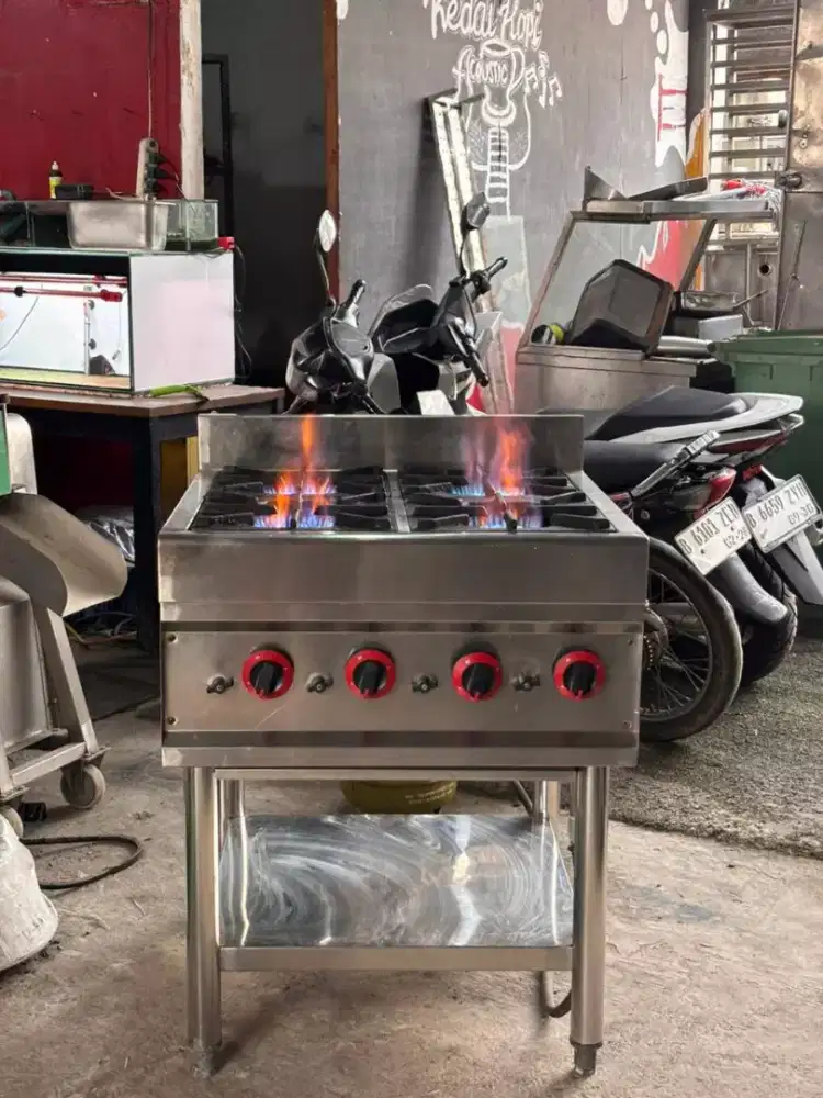 KOMPOR 4 TUNGKU 

Ukuran 70x70x85
High pressure