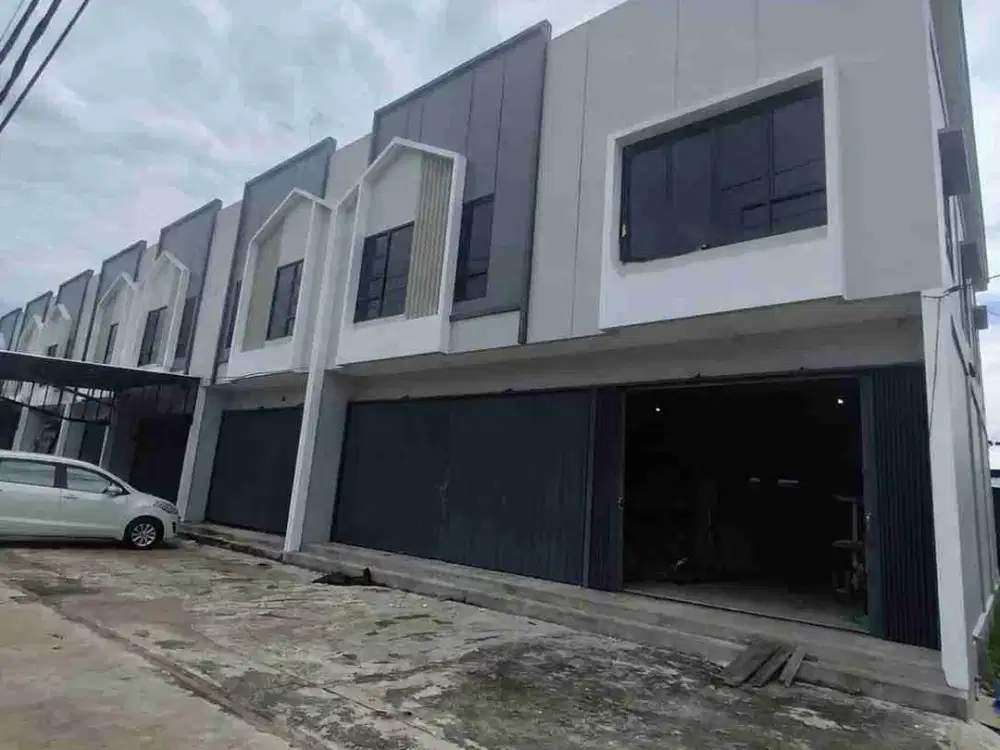 dijual ruko 2 lantai yg besar lebar ideal untuk bisnis baru dengan lantai atas yg dilengkapi keramik dan memiliki ruangan kantor dan kamar di jl pondok indah lestari