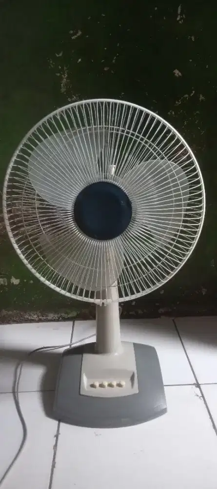 Kipas angin meja COSMOS 12 inc