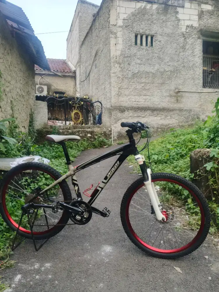 Sepeda MTB specialized hardrock sport.