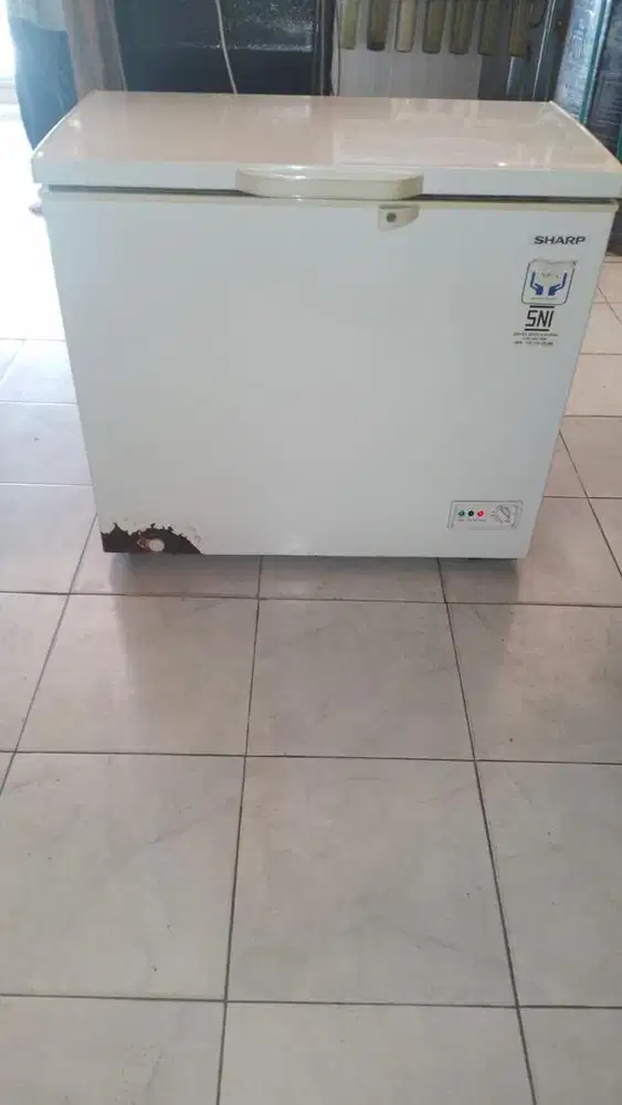 Dijual freezer bekas merk Sharp