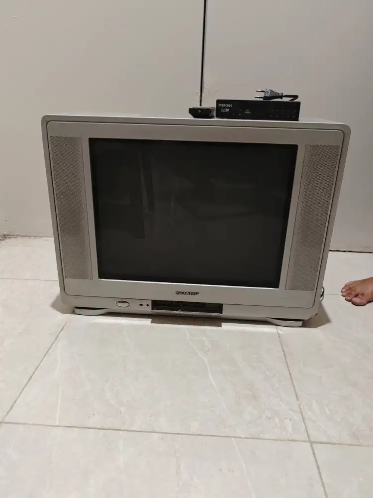 TV Tabung Merek Sharp 21 Inchi + STB Evercoss
