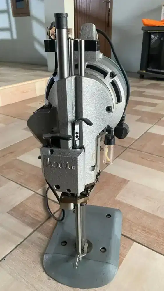 Mesin Cutting / Potong Kain  Km 8inch